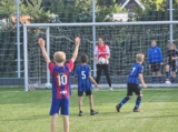 Laatste training S.K.N.W.K. JO8-1 (partijtje tegen de ouders) van maandag 2 juni 2025 (64/123)